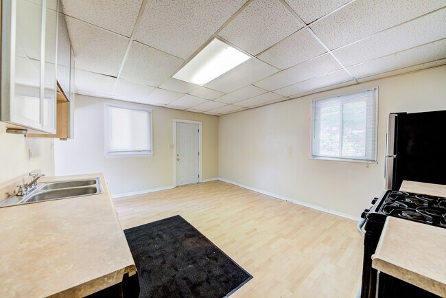 Building Photo - Available August 2024 - 3 Bedroom Home w/ ...
