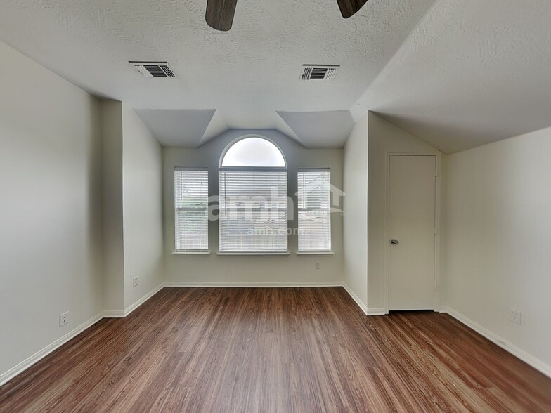 Building Photo - 6027 Coventry Falls