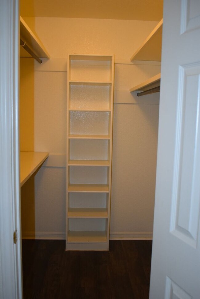 Building Photo - 910 Rebecca Ln