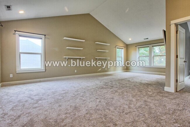 Building Photo - 964 W S Cir
