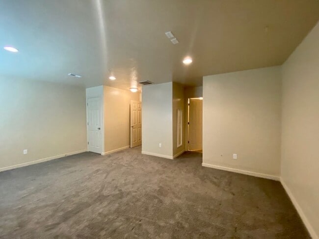 Building Photo - LARGE TOWNHOME AVAILABLE FOR RENT!