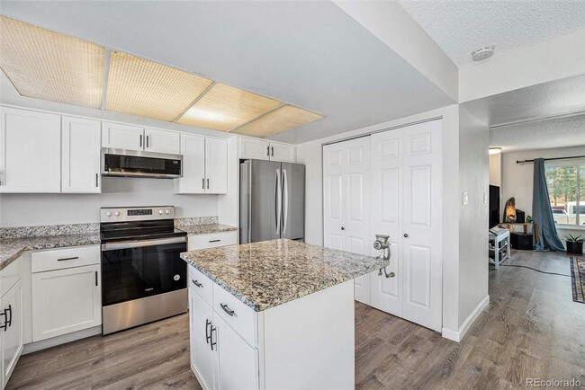 Building Photo - Beautifully Updated 3-Bedroom End-Unit Tow...