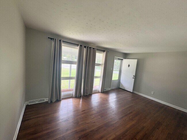 Building Photo - 406 Forest Grove Ave
