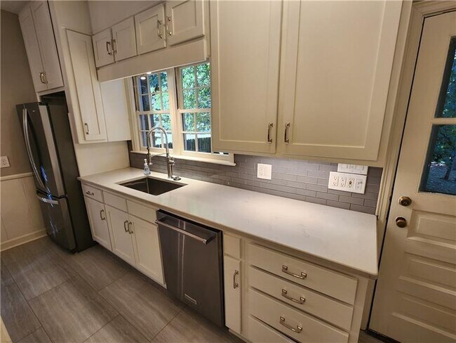 Building Photo - 65 Clarendon Ave