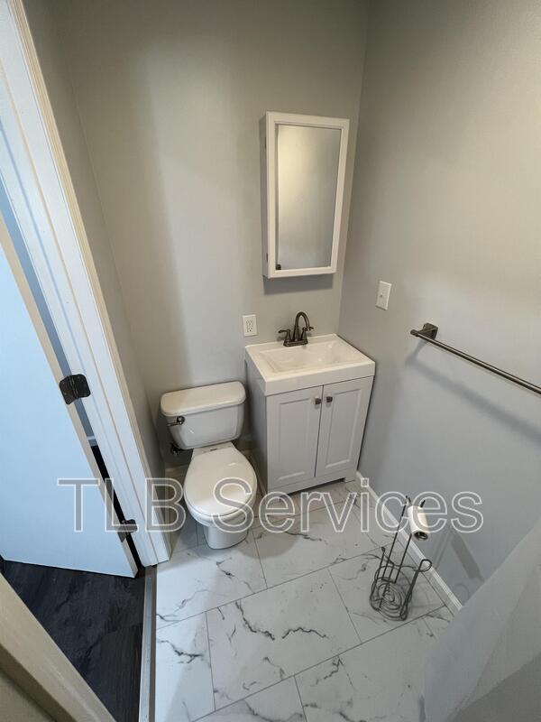 Building Photo - 731 Main St