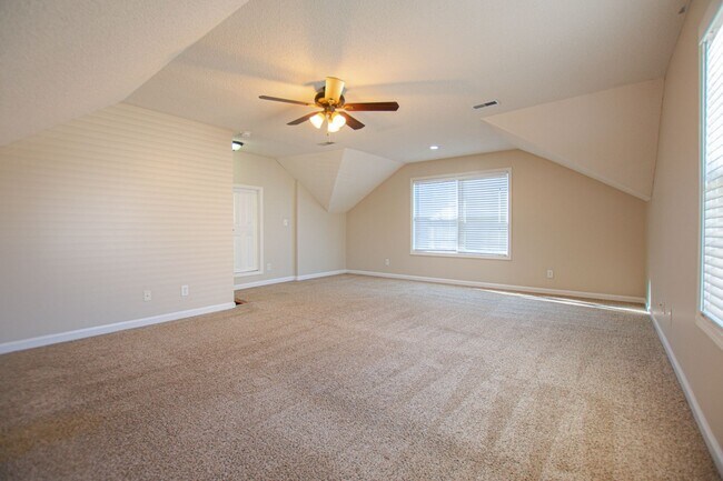 Building Photo - Pet Friendly Three Bedroom with Bonus!