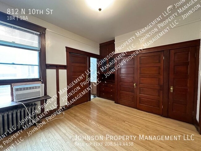 Building Photo - Vintage Apartments in Historic Downtown Bo...