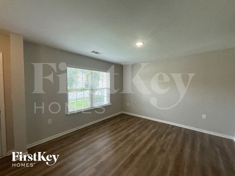 Building Photo - 1800 Eastway Dr