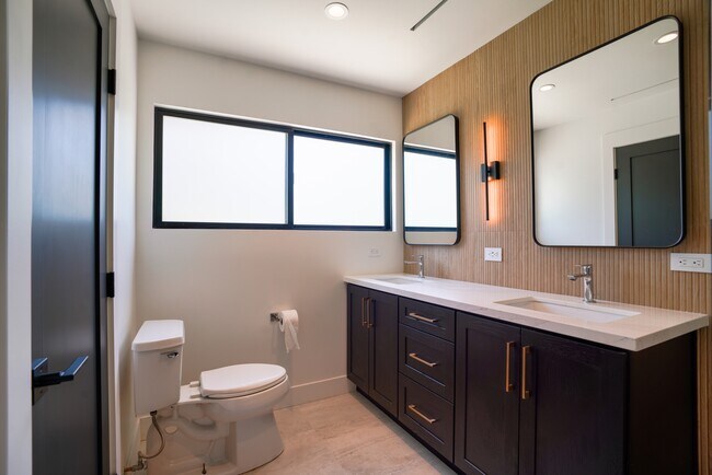 Building Photo - 1800 Oriole Dr