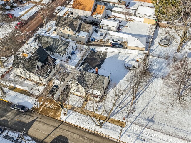 Building Photo - 552 Simms St