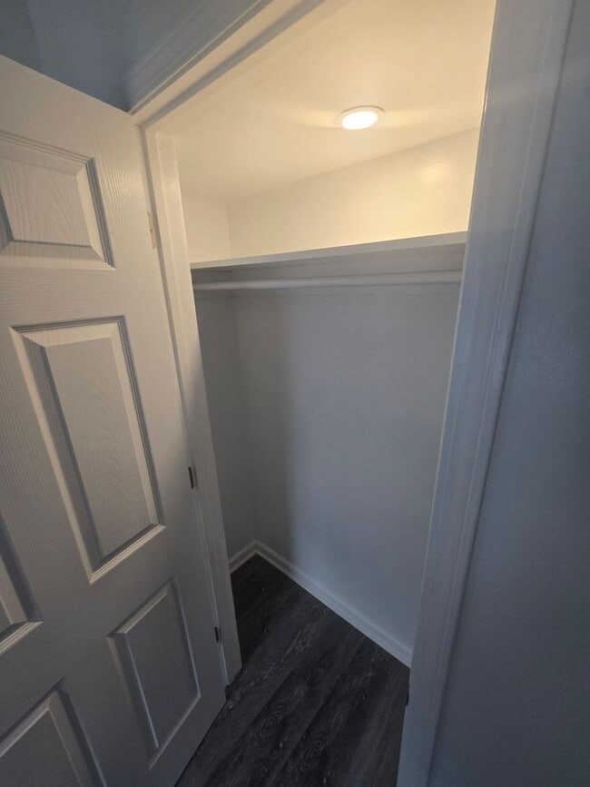 Building Photo - Section 8 Accepted 3 Bedroom w/Fenced Yard
