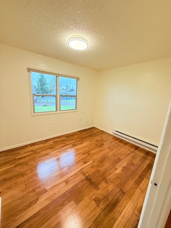 Building Photo - Duplex unit close to Olympic College.