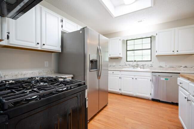 Building Photo - 122 Longleaf Cir
