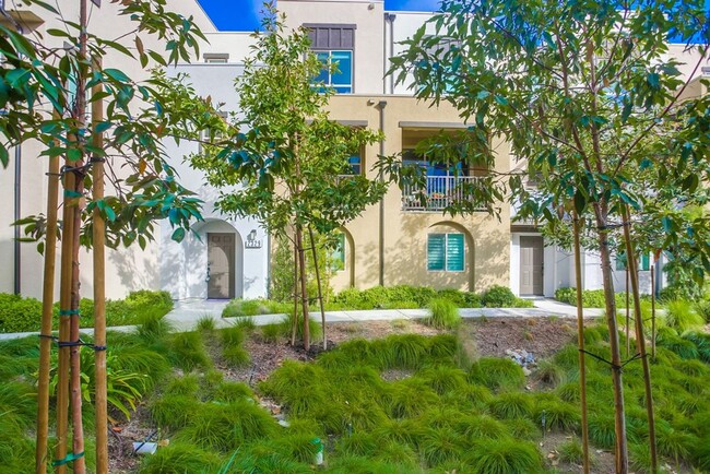 Building Photo - Beautiful 4 Bedroom Townhome! Built in 202...