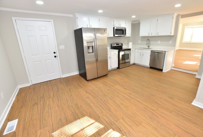 Building Photo - 734 Park Ave