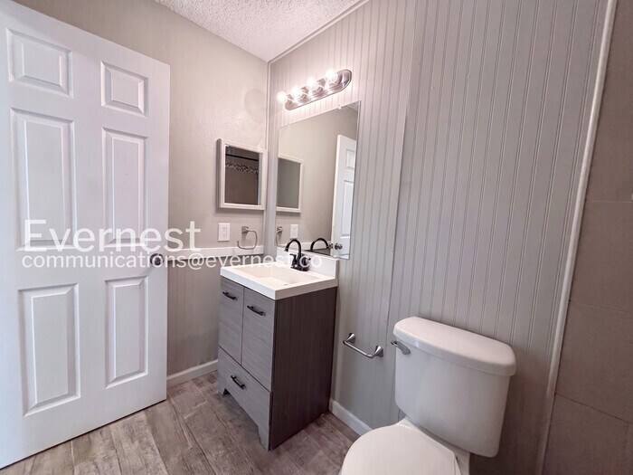 Building Photo - 2719 Meadowgrass Ln