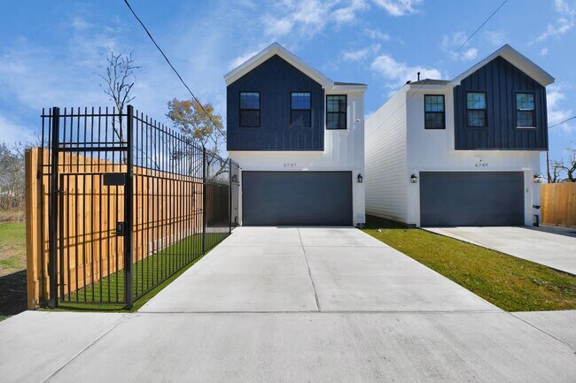 Building Photo - 6747 Peerless St