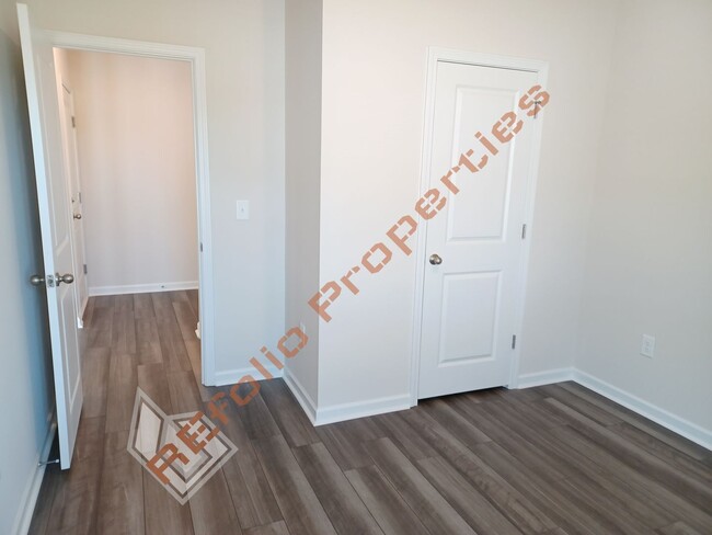 Building Photo - Bright and Airy! 5 Bedrooms 3 Bathrooms Ho...
