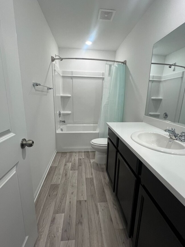 Building Photo - Move in today! 3 bed 2.5 bath 2 story beauty!