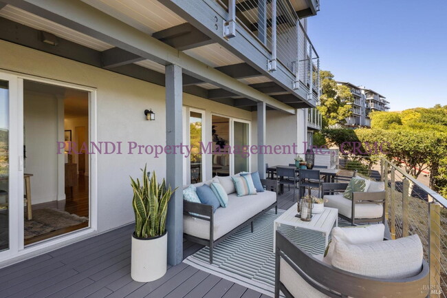 Building Photo - Resort Style Living in Prime Tiburon Location!