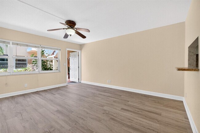 Building Photo - 1028 Twin Lakes Dr