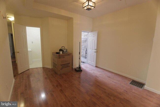 Building Photo - 1852 Willington St