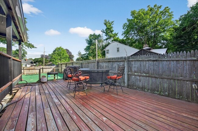 Building Photo - Spacious 4 BR/2BA home corner-lot in Warwi...