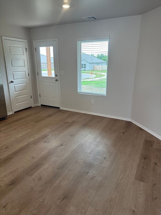 Building Photo - Pre-Leasing Now! Charming 3-Bedroom, 2-Bath Home in Mustang | Tours Available | Move-In Beginning...