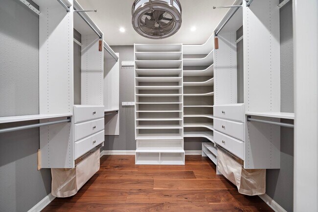 Building Photo - 8954 Chatsworth Dr