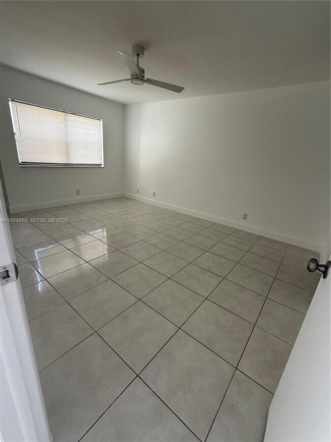 Building Photo - 210 Lakeview Dr