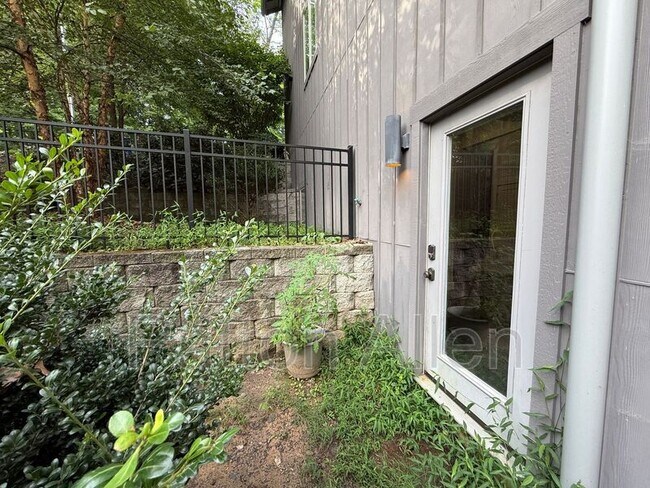 Building Photo - 92 Hibriten Dr