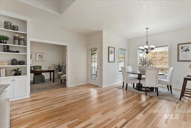 Building Photo - Stunning Home Near Warm Springs! FLEXIBLE ...
