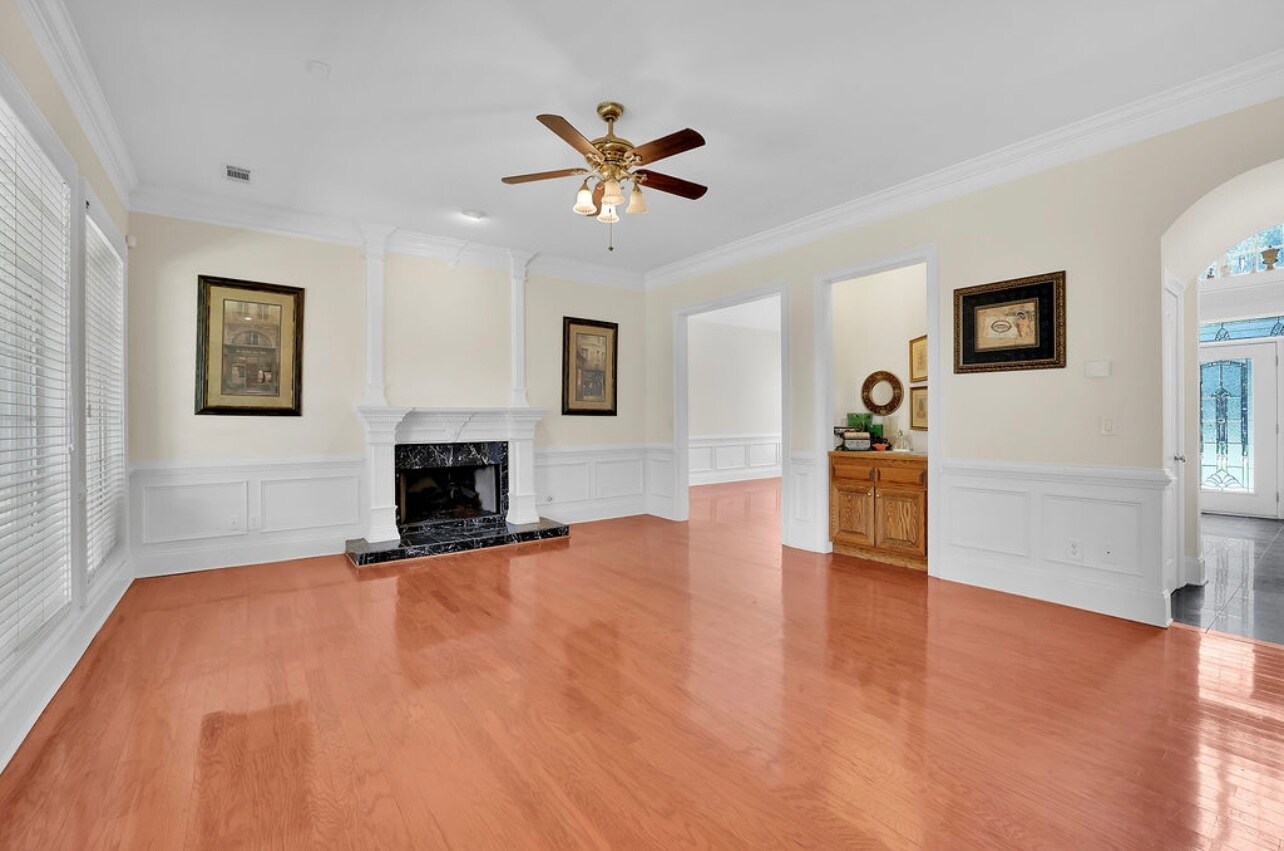 Building Photo - 8225 Seven Oaks Dr