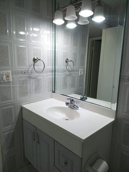 Building Photo - 12820 SW 43rd Dr