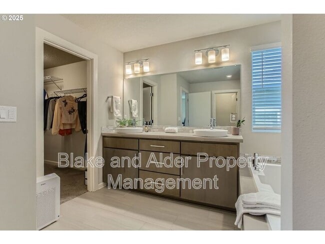 Building Photo - 12357 SE Goali Ct