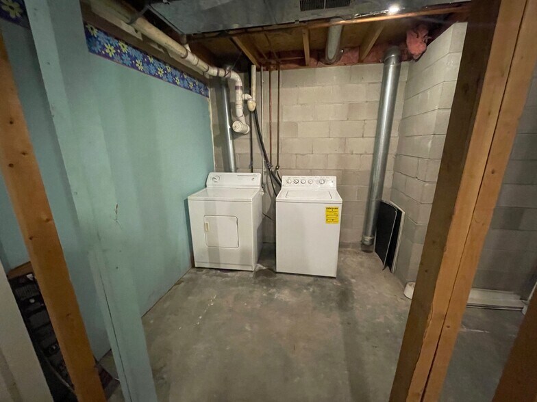 Building Photo - 1897 Apartment Dr