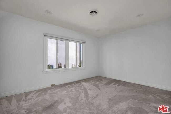 Building Photo - 157 S Elm Dr