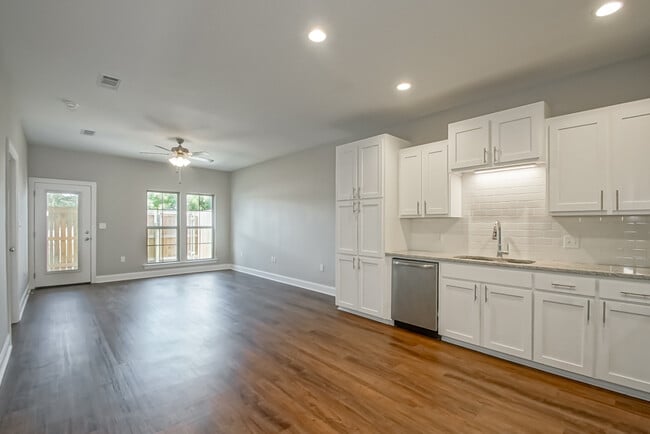 Building Photo - 33260 LA-16