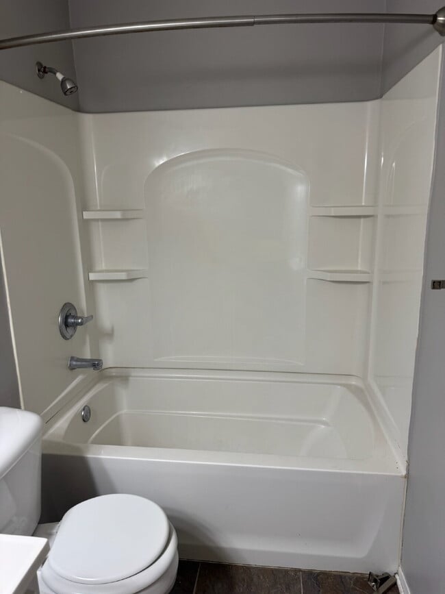 Building Photo - "Charming 2-Bed Multiplex in Davenport wit...