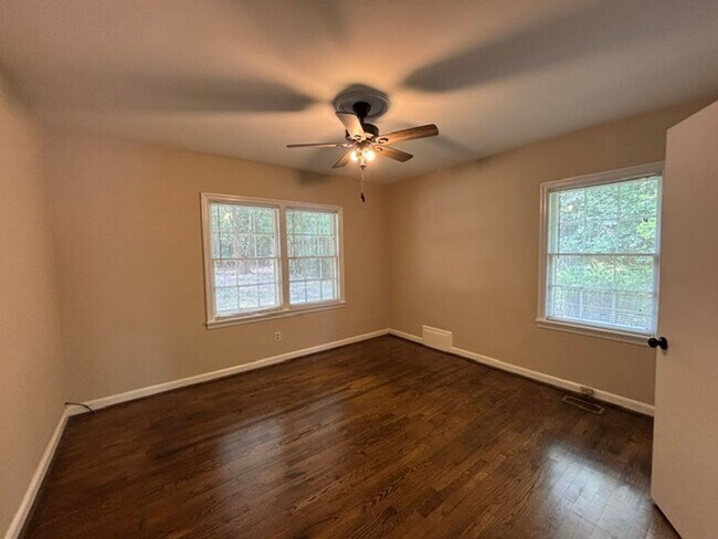 Building Photo - 1531 Iris Dr