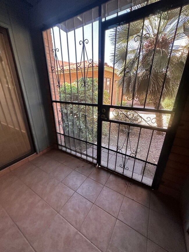 Building Photo - **MOVE-IN SPECIAL ** Spacious 2 Bedroom, 1...
