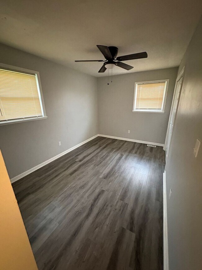 Building Photo - Spacious 2-Bed Duplex with Bonus Kitchen Storage