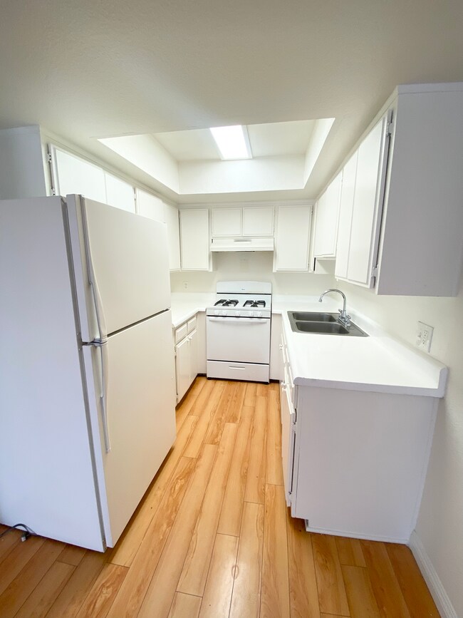 Kitchen - 158 N Normandie Ave