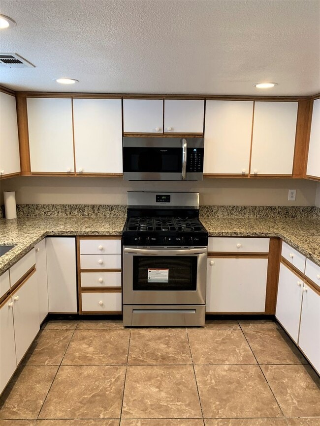 Building Photo - Clean 3 Bedroom 2 Bath