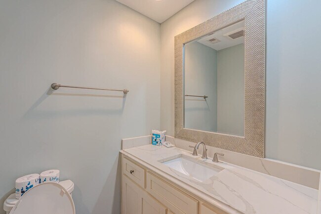 Building Photo - 8 Heath Dr