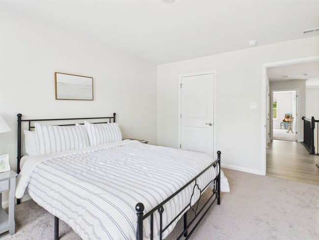 Building Photo - Stunning 5 Bedroom 4.5 Bathroom Located in...