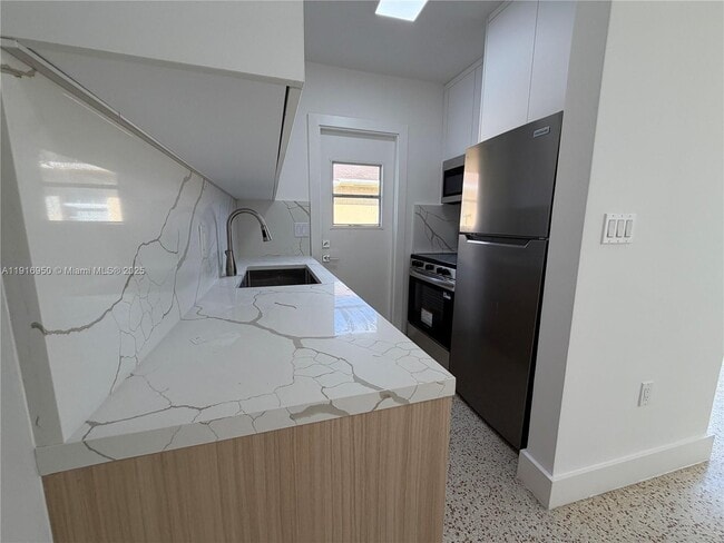 Building Photo - 2784 SW 31st Pl