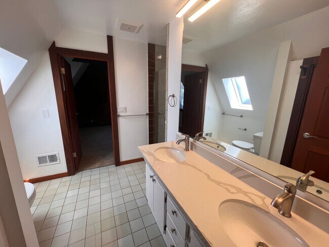 Building Photo - SPACIOUS 4-BEDROOM, 3 BATH HOME ON CORNER ...