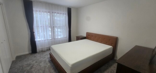 Building Photo - 260 Birchwood Dr