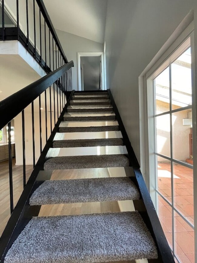 Building Photo - Light Bright 4 bedroom in Irvine